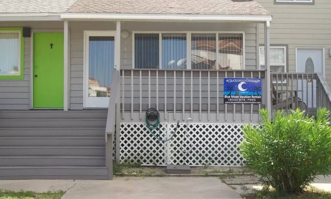 Navarre Beach House | Katmandunes-Soundview Home with Short Walk to Beach and Restaurants