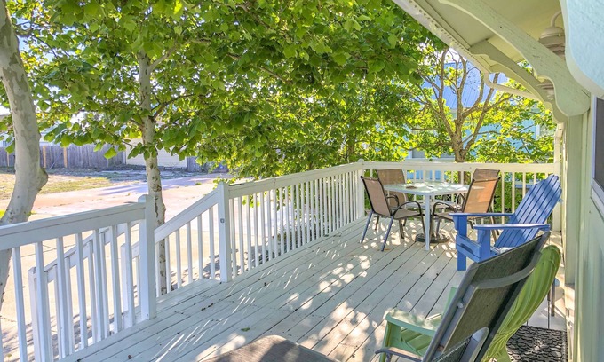 Sunnyside On The Gulf House | LπK! LAST-MINUTE DISCOUNTS - ONLY STEPS FROM THE GULF - Sleeps 11!