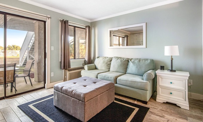 El Centro Beach Apartment | Lakeview Studio w/ Shared Pool, High-Speed WiFi, Central AC, and Furnished Patio