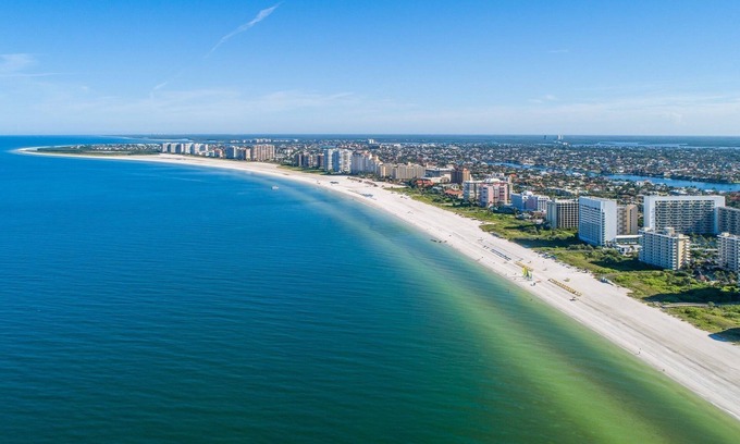 Marco Island Condo | Lovely 1 bedroom beachfront Condo