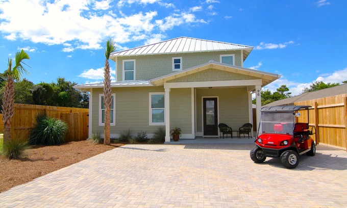 Crystal Beach House | Luxury-Lg Private Salt Water Pool-6 Seat Golf Cart-4Min Walk toBeach-Balcony!
