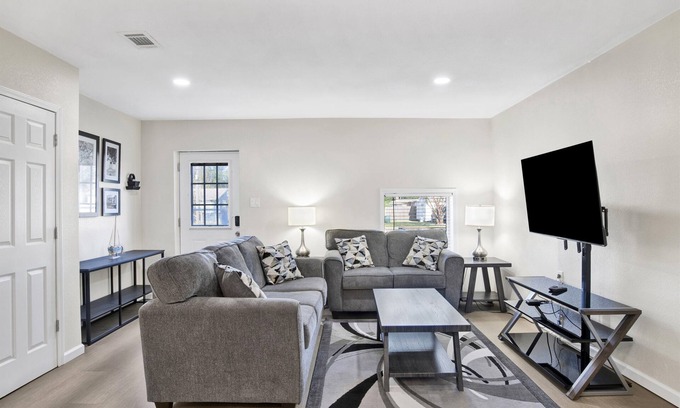 Warrington House | Milton Rd Retreat~ NAS-Corry Station-Downtown~ Beaches