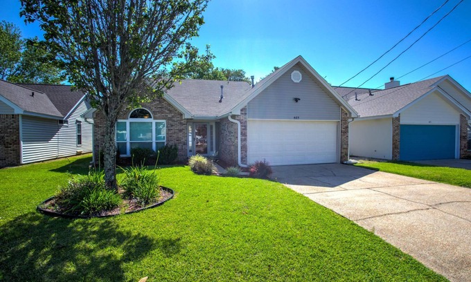 Mary Esther House | Month Stays Available | Close to Hurlburt Field, Navarre & Okaloosa | Dogs Ok |Fenced Yard |Foosball