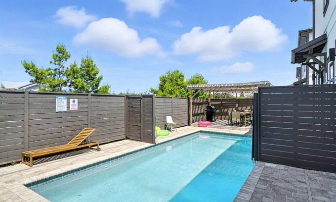 El Centro Beach House | *New~Heated Pool+Golf Cart+Grill+Pool Table