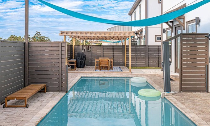 El Centro Beach House | *New~Heated Pool+Great Patio+Grill+Pool Table