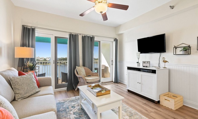 Sunnyside Apartment | Newly renovated fourth-floor studio w/spectacular views, shared hot tub, & pool
