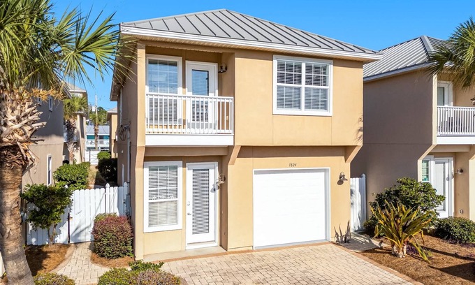 Gulf Lagoon Beach House | Palm Breeze Retreat – Sleeps 10!