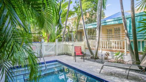The Meadows House | Paradise Place by AvantStay Key West Old Town Condo w Shared Pool