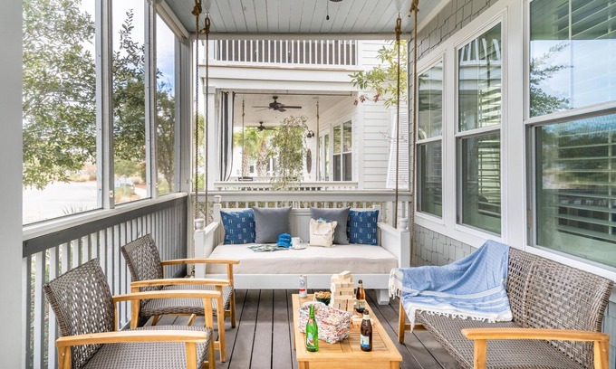 Watercolor House | Pearl by AvantStay | Idyllic Seaside Getaway w/2 Large Decks & Lush Garden