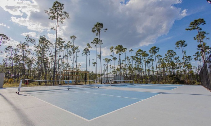 Thomas Drive House | Perfect 2-bedroom tiny house with pickleball courts in Panama City.