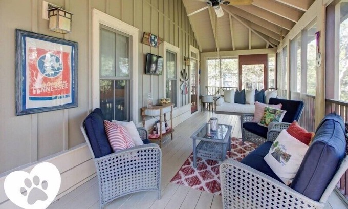 Seacrest Cottage | Pet Friendly! ๐ถ Golf Cart & Bikes Included!