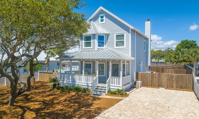 Crystal Beach House | Private Pool - Hot Tub - Golf Cart - Block to Beach - Fully Remodeled!