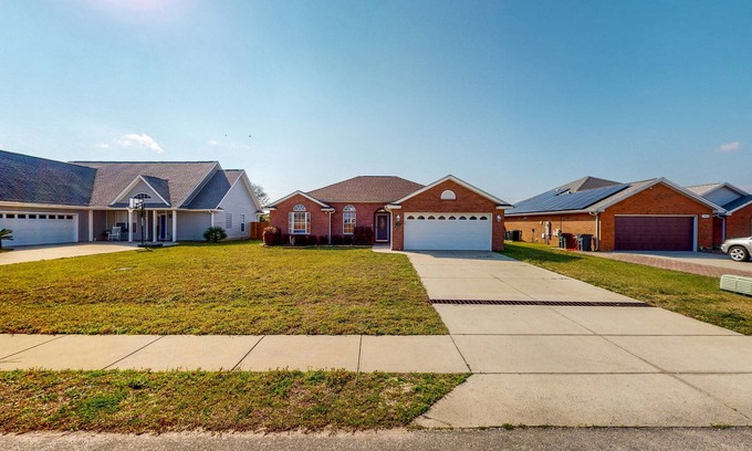 Cedar Grove House | Private sunny stay with an enclosed yard