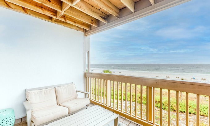 Sunnyside House | Ramsgate getaway w/panoramic view, beach access & shared pool