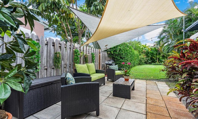 Lake Worth House | Ranch Style w/Lush Courtyard & Grill, Full Kitchen- 5 Min to Beach