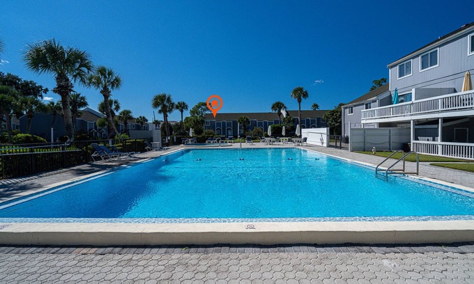 Destin House | Relaxing Abode: Walk to Private Beach + Pools,Pets