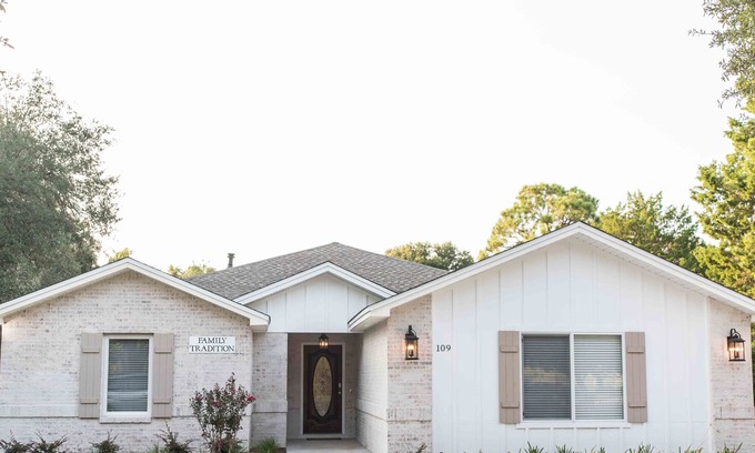 Destin House | Renovated Destin Retreat. Close to Area Attractions, Dining, and More!