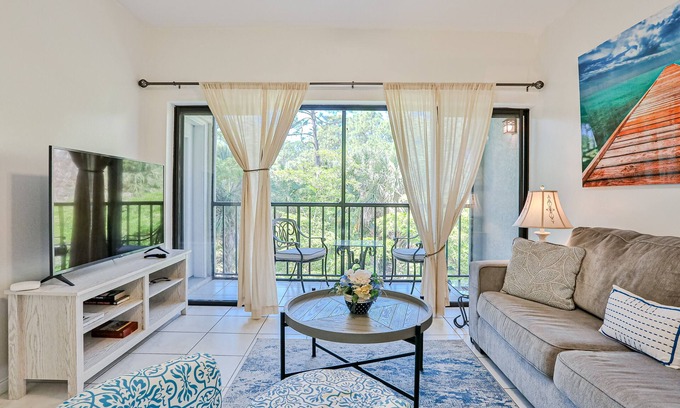 Central Naples Apartment | Resort condo with fast WiFi, AC & snowbird-friendly
