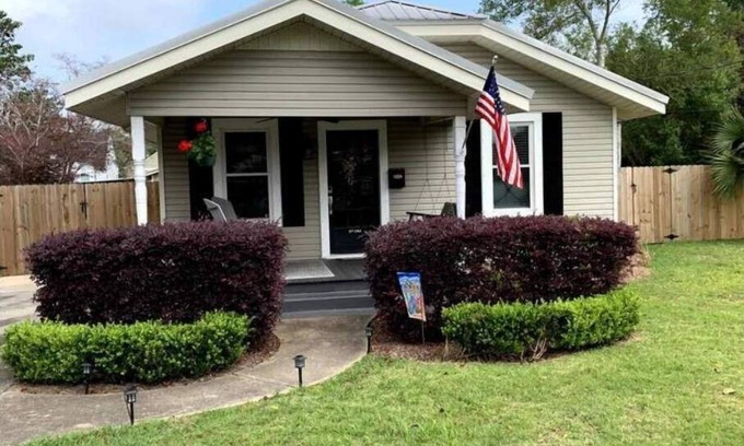 Southeast Pensacola House | Sandals & Friends-Pet Friendly Bungalow