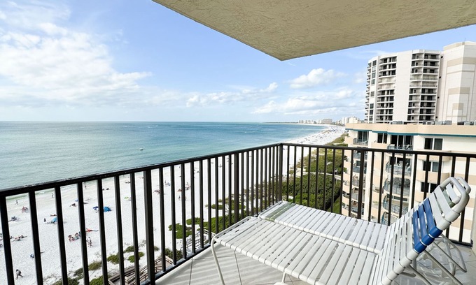 Marco Island Condo | Sea Winds 1006: Outstanding View! Beach Front