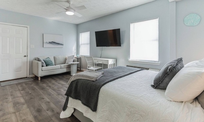 Laguna Beach Estates Condo | Seabreeze Suites Unit D | 2 Minutes to Beach