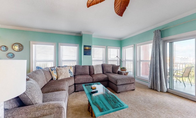 Mexico Beach Condo | Second Floor Condo a/Ocean View, Shared Pool & Hot Tub, High-Speed WiFi, & W/D