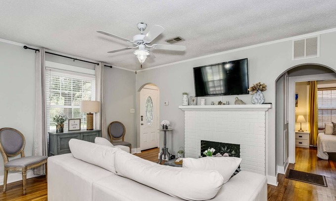 New Warrington House | Serendipity Point - Navy Point Cottage - Minutes to Downtown or N.A.S. Pensacola - Budget Friendly
