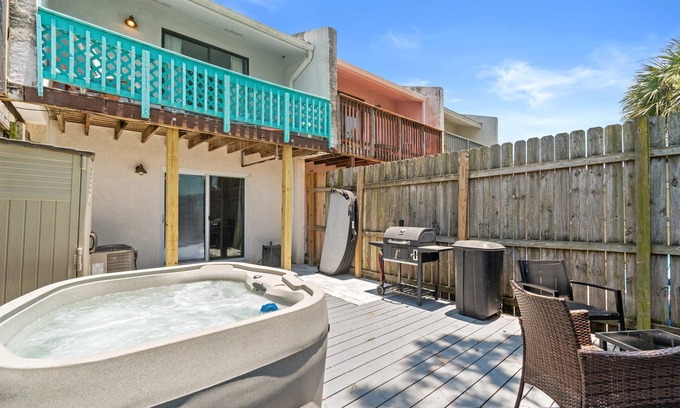 Holiday Beach House | Sleeps 8 | Hot Tub | Lagoon View | 2 pets allowed