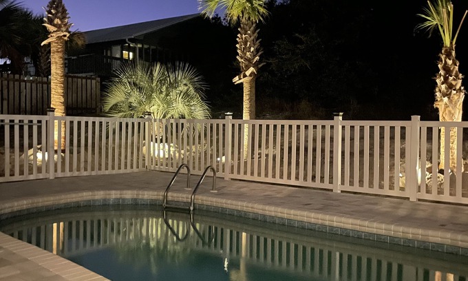 East End House | SLEEPS 8, VIEWS , 2 KING MASTERS, DOG FRIENDLY, PRIVATE POOL
