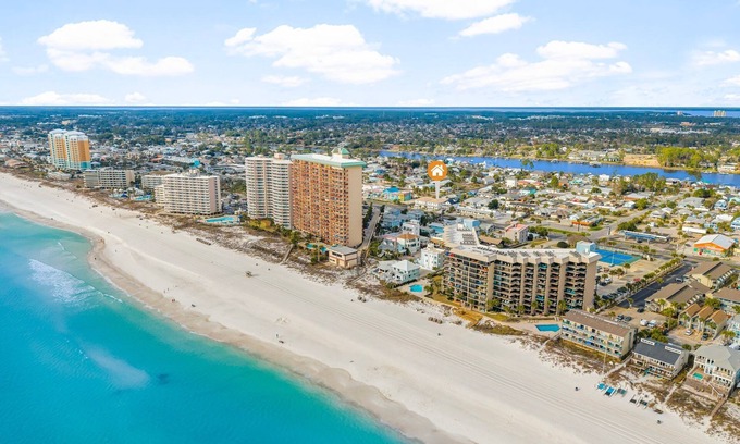 Holiday Beach House | Spacious 4-bedroom Retreat Prime Location Walk to Beach Sleeps 14 - Unit A