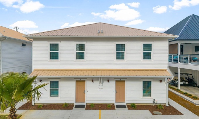 Gulf Lagoon Beach House | Spacious 4-bedroom Retreat Prime Location Walk to Beach Sleeps 14 - Unit B