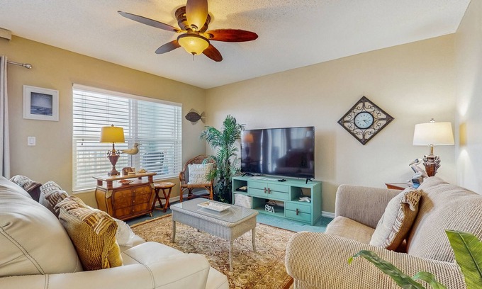 Fort Walton Beach Condo | Spacious condo in w/free WiFi, pool access, central AC, and washer/dryer