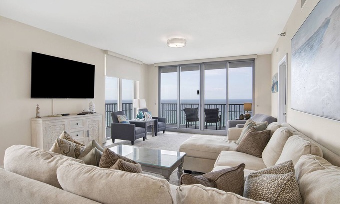 Pensacola Beach Condo | Spacious Gulf-front condo w. direct beach access, great pool
