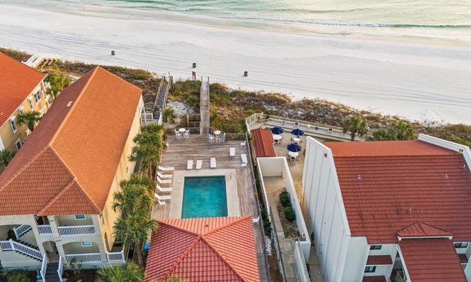 Hollywood Beach House | Steps to the Beach and Beach Side Pool! Sleeps 8, West End PCB