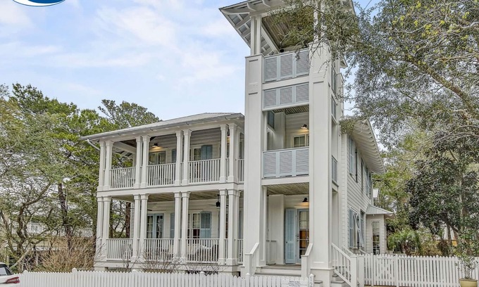 Seaside Cottage | Taste & Sea - Seaside Cottage Steps from Beach/Pools *Optional Carriage