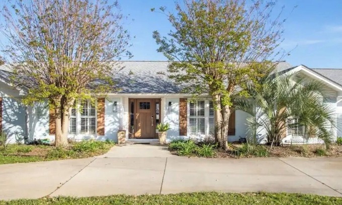 Gulf Breeze House | The Waterway Escape - Spacious 4-bedroom house on the canal