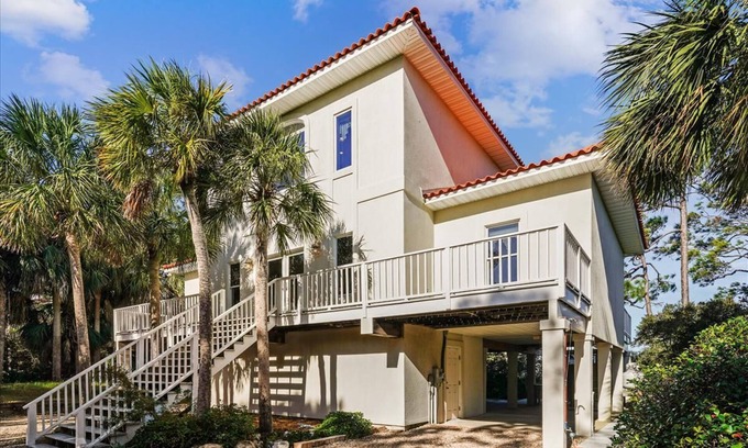 Plantation House | THIS BEAUTIFULLY FURNISHED HOME is bay front on one picturesque acre of pines and palms.