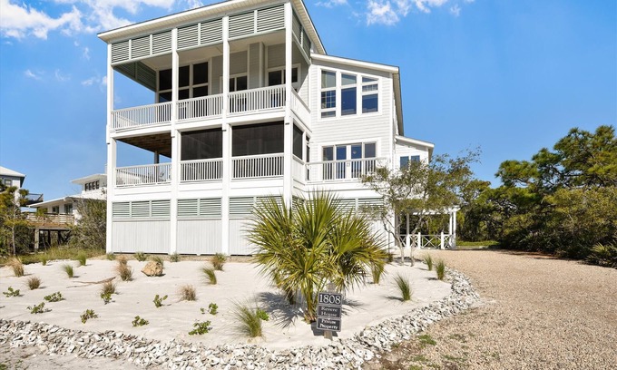 Plantation House | THIS FABULOUS FIRST-TIER PLANTATION property is the ultimate family gathering place!