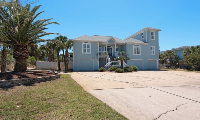 Villa Segunda House | Tranquility 🌴 Huge Pool, Game Room, Sleeps 32, Pet-Friendly, Steps to Beach!