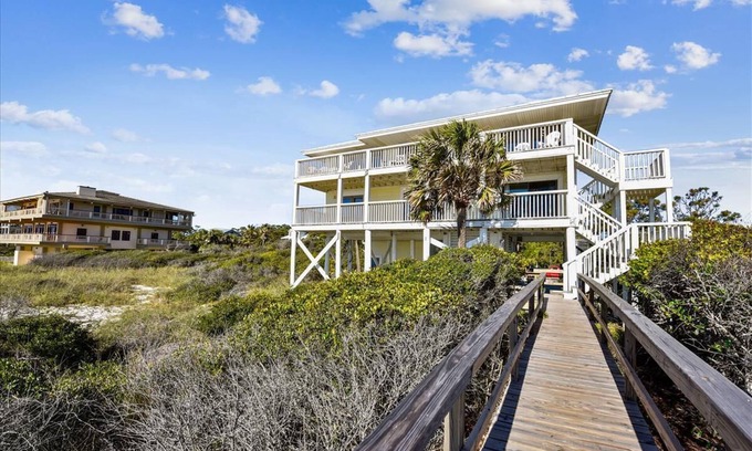 Plantation House | TREAT YOUR FAMILY to comfort in this beautiful four bedroom home.