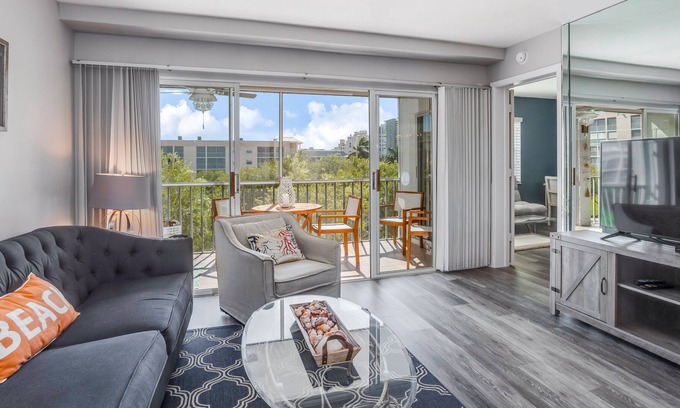 Marco Island Condo | Trendy condo w/ shared pool, central AC, and high-speed WiFi - snowbirds welcome