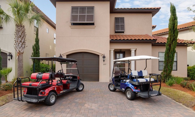 Villa Lago House | Two Golf Carts ~ Two Living Areas ~ Spacious Kitchen