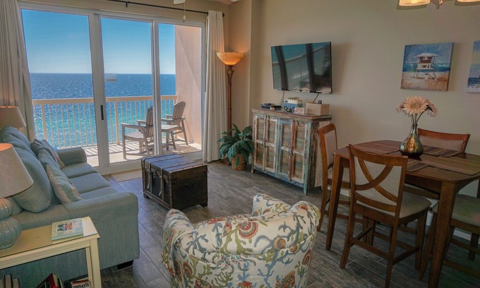 Panama City Beach Condo | UPSCALE CONDO FOR 6! BIG SCREEN TV AND GREAT VIEWS!