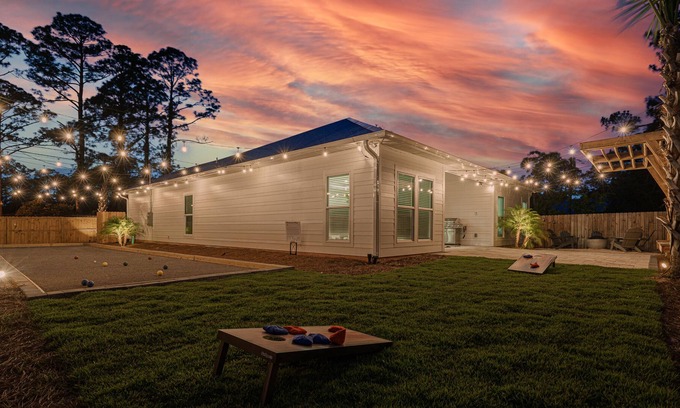 The Pines House | Vacay Vibes | 4BR Home, Fenced Yard, Firepit, BBQ, Walk to Beach, Sleeps 12