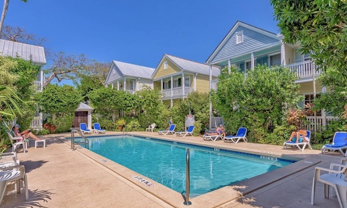 Old Town House | *VILLA CUBANA @ OLD TOWN* Comfy Cottage Near Duval + LAST KEY SERVICES.