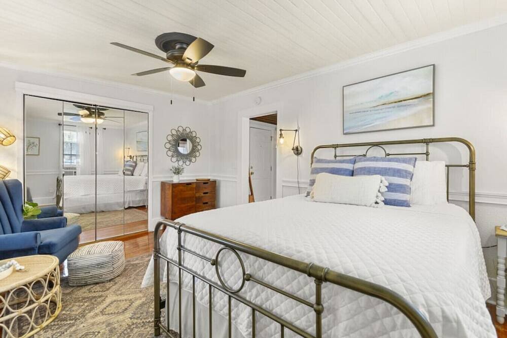 Downtown Apartment | Downtown Flat with Free Parking