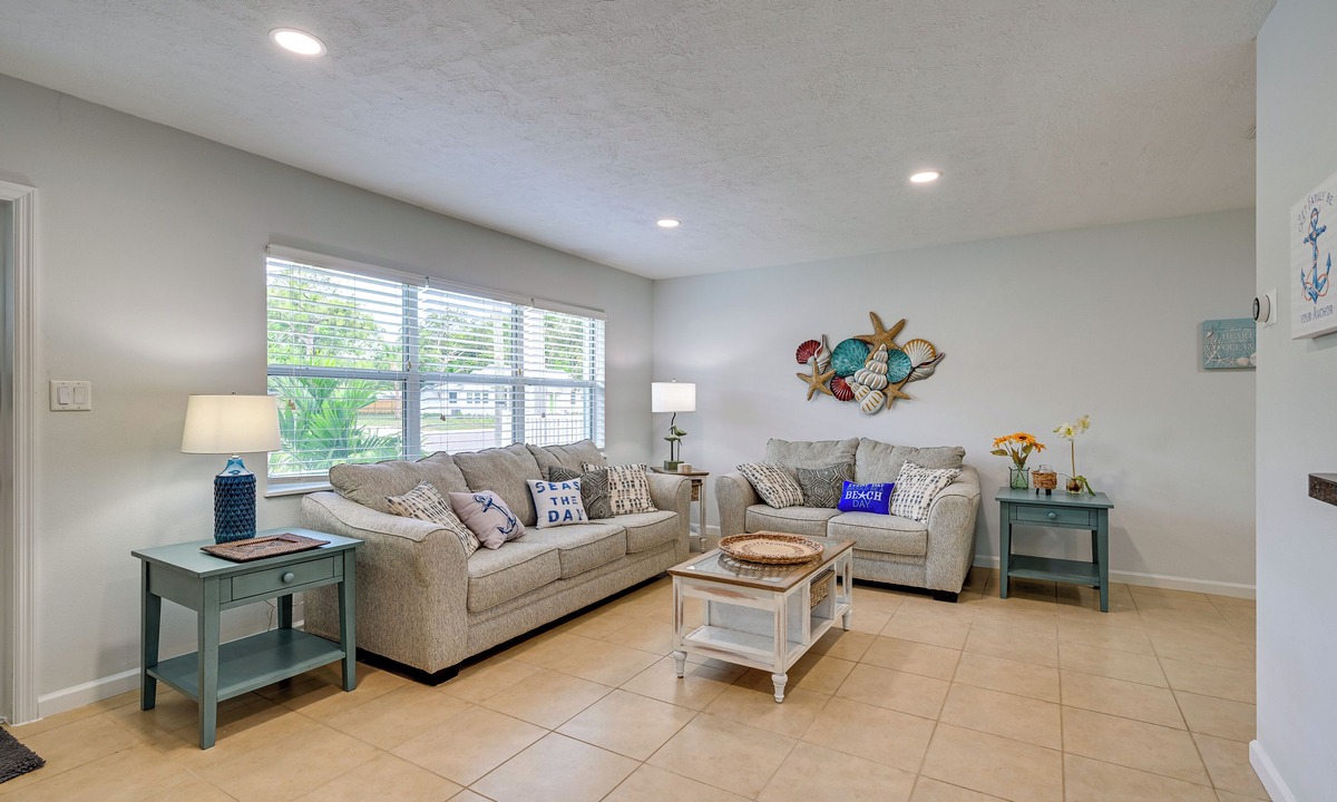Sarasota Cottage | Sunny Sarasota Home w/Private Yard & Fire Pit!