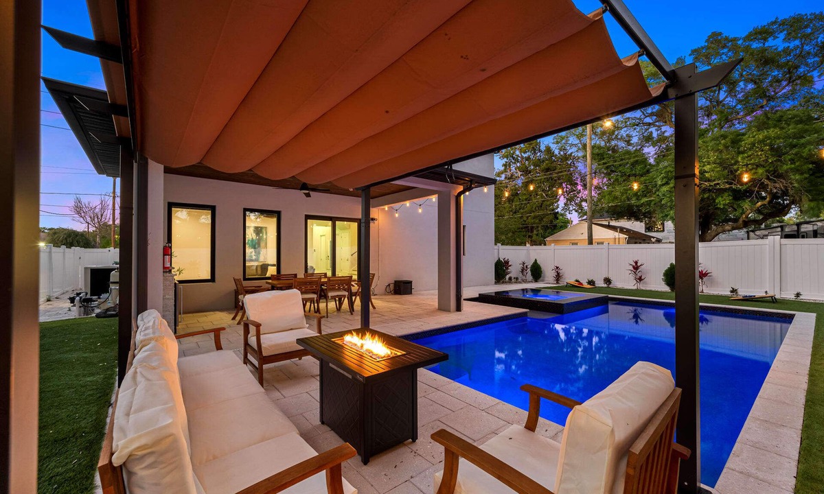 Riverside Heights Cottage | Luxury Tampa Home w/Pool, Jacuzzi & Amenities