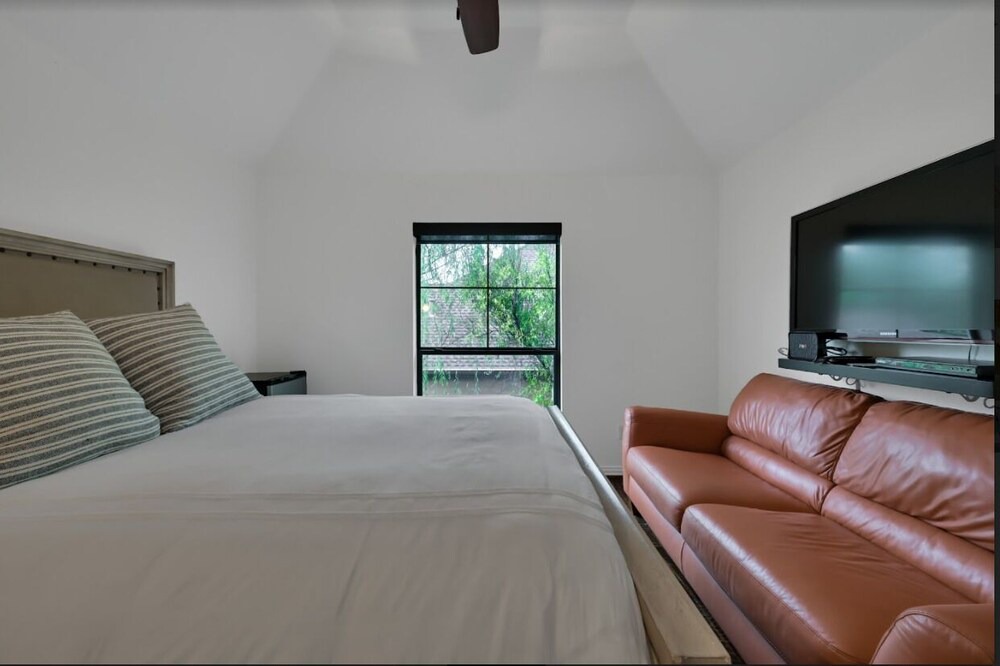 Panther Creek House | Houston Tranquil Lakefront living & Tropical Pool