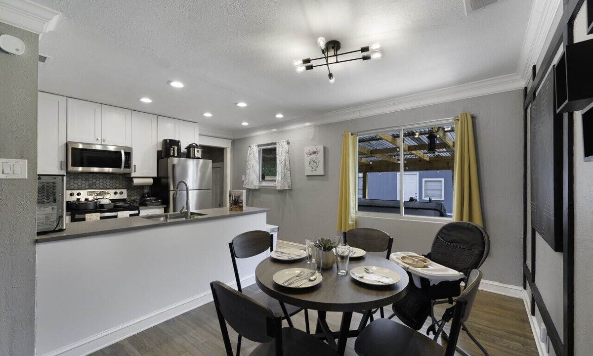 South Arlington Cottage | Rare Exclusive Retreat Private Hot Tub King Bed